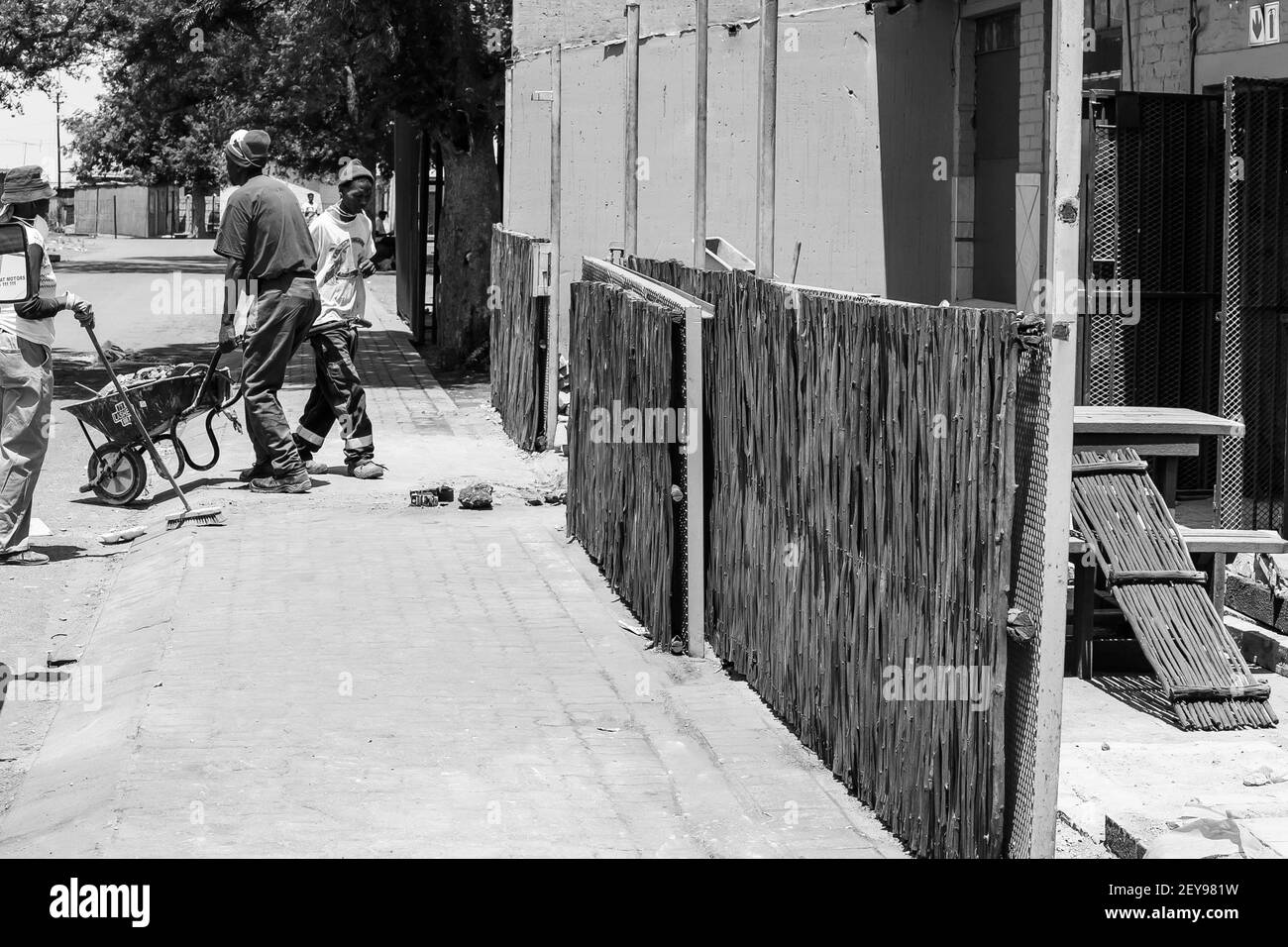 JOHANNESBURG, AFRIQUE DU SUD - 06 janv. 2021: Johannesburg, Afrique du Sud - 17 octobre 2016: Ouvriers africains rénovant l'extérieur des petites spaza Banque D'Images