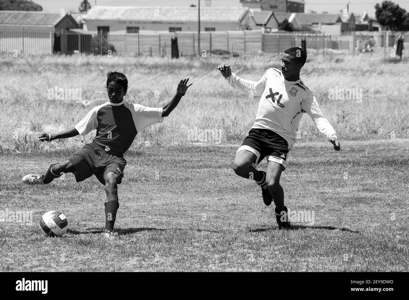 CAPE T, AFRIQUE DU SUD - 05 janvier 2021 : Cape Town, Afrique du Sud, 06 décembre 2011, Divers enfants jouant au football à l'école Banque D'Images