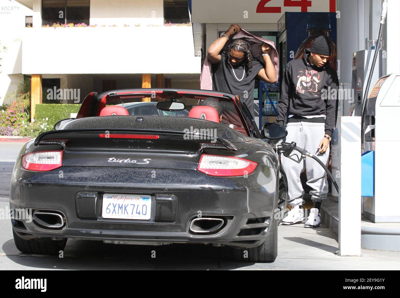 8 février 2013 - Los Angeles, ca.- Rapper Chris Brown a été repéré faisant un arrêt à la fosse avec l'un de ses jouets pour pomper le gaz après avoir passé la nuit à la maison de la petite amie Rihanna. Le chanteur troublé a assisté mercredi à une audience de probation à Los Angeles, où il a dû faire face à des allégations selon lesquelles il n'a pas réussi à terminer sa peine de travail communautaire pour avoir agressé la petite amie Rihanna en 2009. Un juge a demandé plus de renseignements et a prévu une autre audience dans deux mois. Crédit: CAD/Sipa USA Banque D'Images