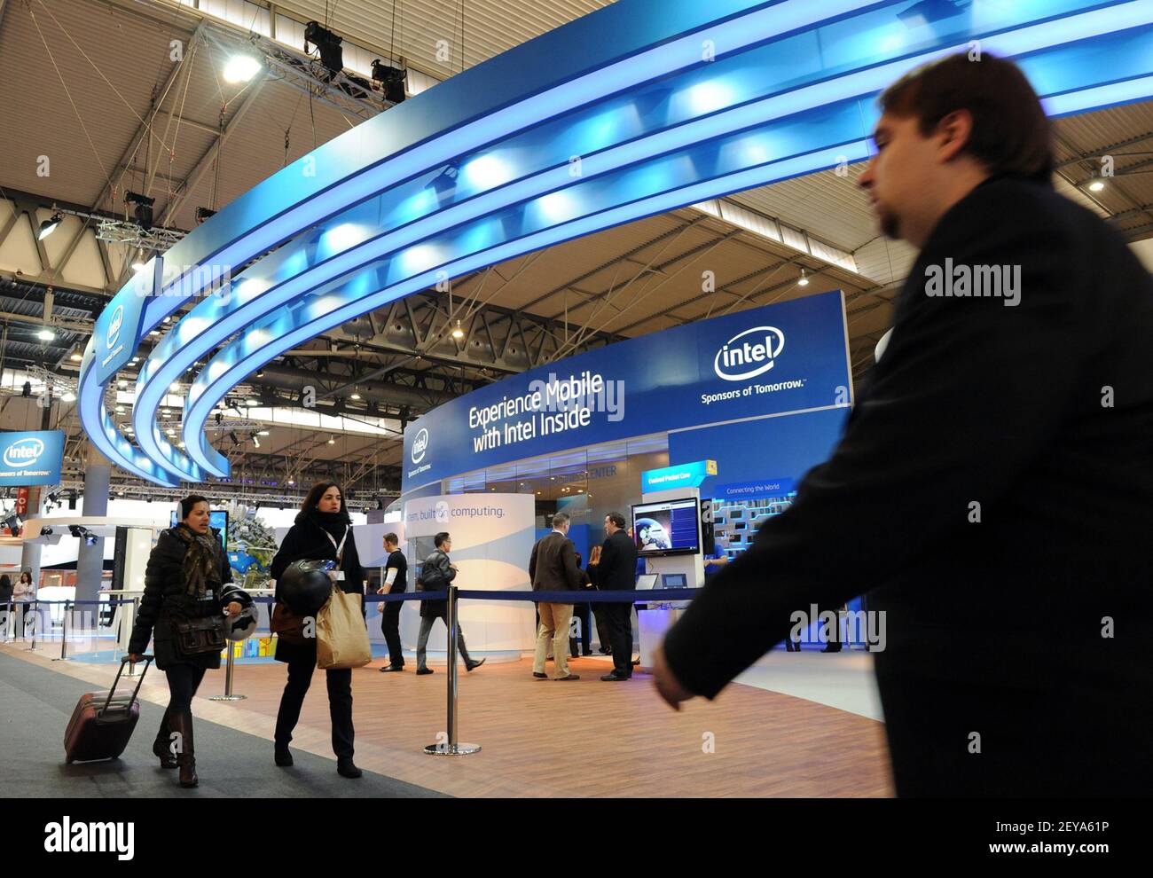 25 février 2013 - Barcelone, Espagne - dans ce document publié par Intel Corporation, les participants passent devant le stand d'Intel au Mobile World Congress 2013, le lundi 25 février 2013 à Barcelone, Espagne. Intel a présenté les derniers produits et technologies pour des expériences nomades robustes sur une gamme d'appareils innovants, de réseaux intelligents et de services cloud en expansion. Le Mobile World Congress est l'un des plus grands rassemblements annuels de plus de 60,000 leaders mobiles de 200 pays à un endroit à la fois pour définir l'avenir mobile. Crédit photo : Bob Riha, Jr./Intel/Sipa USA Banque D'Images