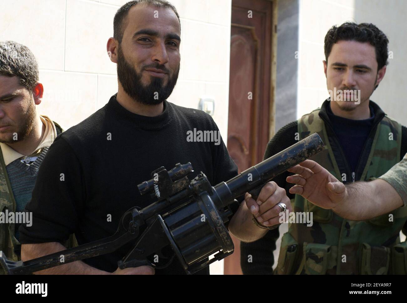 27 févr. 2013 - Kfar Nbouda, - UN rebelle syrien dans la ville syrienne centrale de Kfar Nbouda détient un lanceur de grenade RBG-6 serbe, qui fait partie d'une récente expédition d'armes aux rebelles syriens par le gouvernement saoudien, le 27 février 2013. Les armes étaient destinées aux groupes rebelles modérés, mais sont également apparues entre les mains de ceux qui appellent à la création d'un État islamique en Syrie. Crédit photo: David Enders/MCT/Sipa USA Banque D'Images