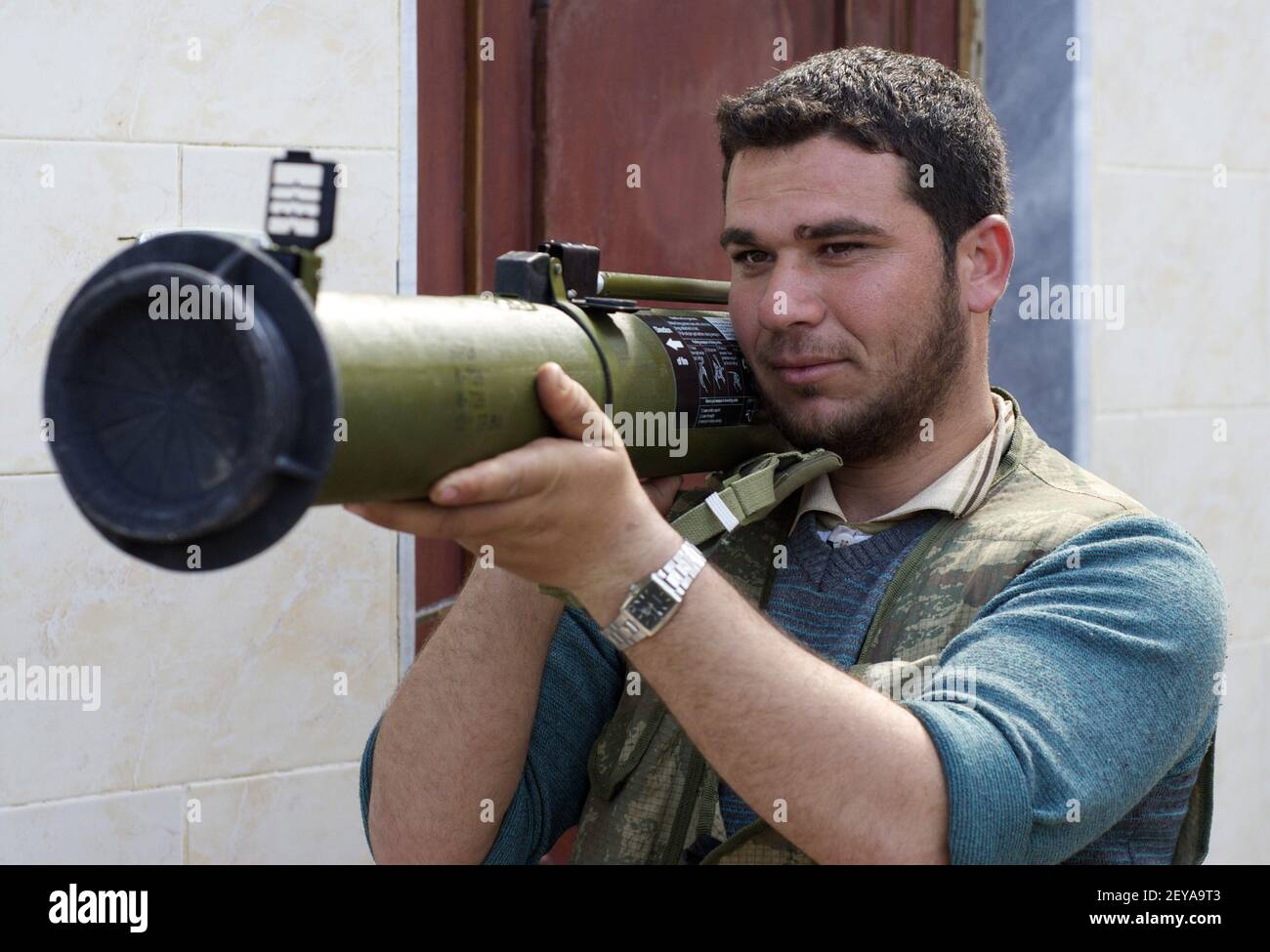 27 févr. 2013 - Kfar Nbouda, - UN membre de la Brigade Nasr, un groupe rebelle syrien, inspecte un lanceur de grenades propulsé par une fusée récemment arrivé à Kfar Nbouda, Syrie, le 27 février 2013. Crédit photo: David Enders/MCT/Sipa USA Banque D'Images