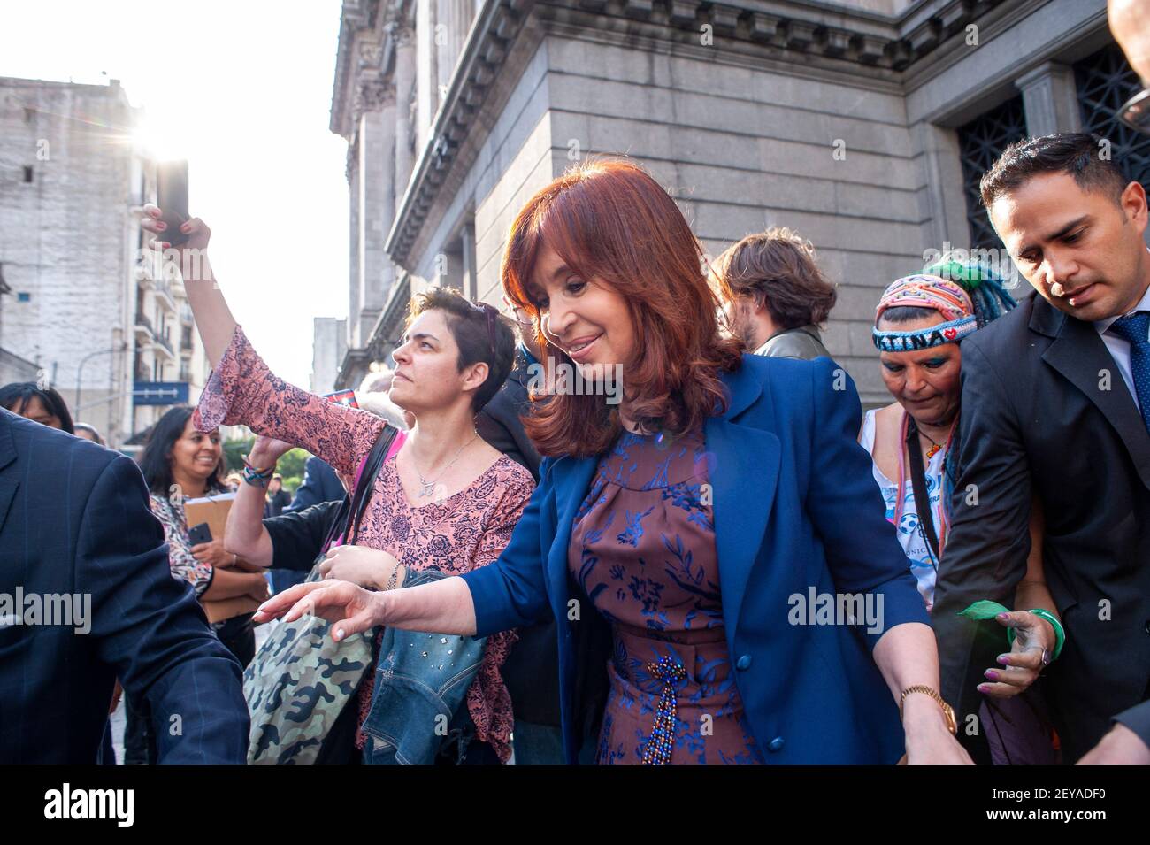 Cristina Fernandez, vice-présidente de l'Argentine, a vu sortir du Congrès national entouré d'un groupe de partisans. Banque D'Images