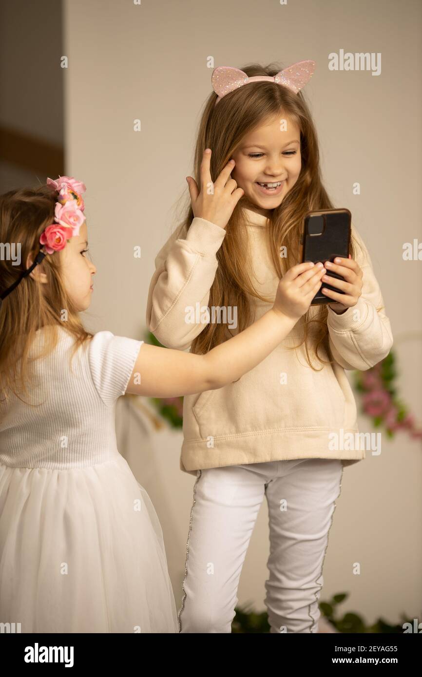 deux petites filles avec des téléphones. amitié concept heureux petites filles prenant selfie avec smartphone Banque D'Images