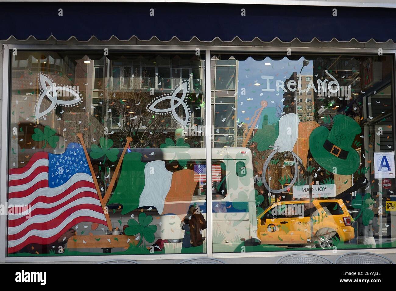 Des décorations sur le thème de St. Patrick peintes sur mesure ornent les fenêtres de Mansion Diner sur 86th Street et York Aveneue à New York, NY., le 15 mars 2013. La ville de New York tiendra son défilé annuel de Saint-Patrick le samedi 16 mars 2013, qui aura lieu le long de la Cinquième Avenue, en commençant par la cathédrale Saint-Patrick jusqu'à la 86e rue. (Photo par Anthony Behar/Sipa USA) Banque D'Images
