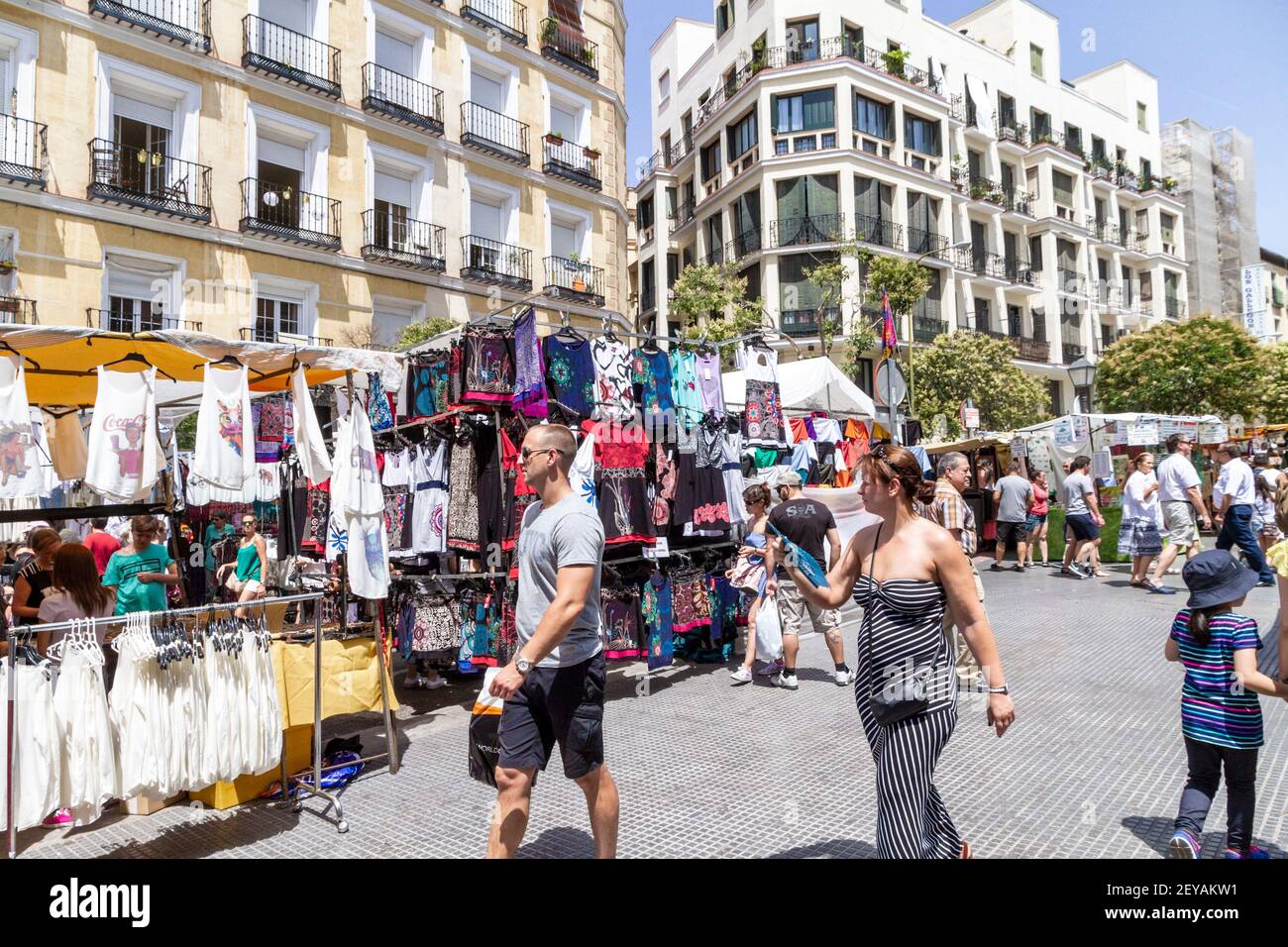 Madrid Espagne Espagnol Centro El Rastro marché aux puces en plein air Homme hispanique femme piétons fournisseur de shopping stall Banque D'Images