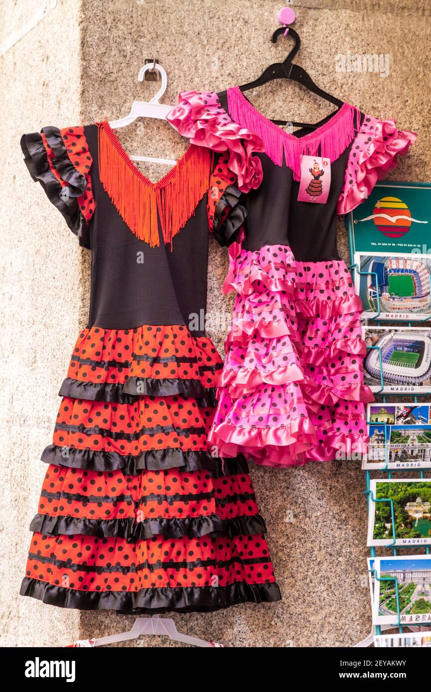 Madrid Espagne magasin espagnol Centro boutique de souvenirs shopping  trottoir afficher une robe flamenco gitane à pois rouges taille enfant  Photo Stock - Alamy