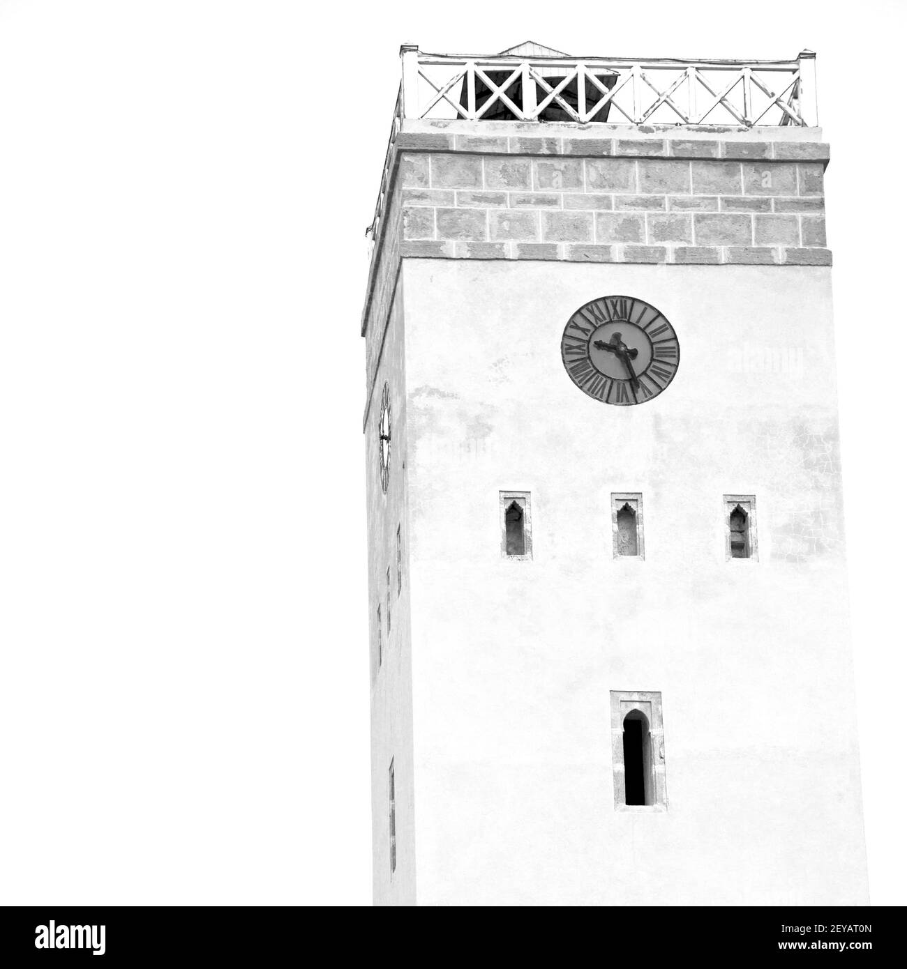 Ancienne tour en brique dans le village africain du maroc et le ciel Banque D'Images