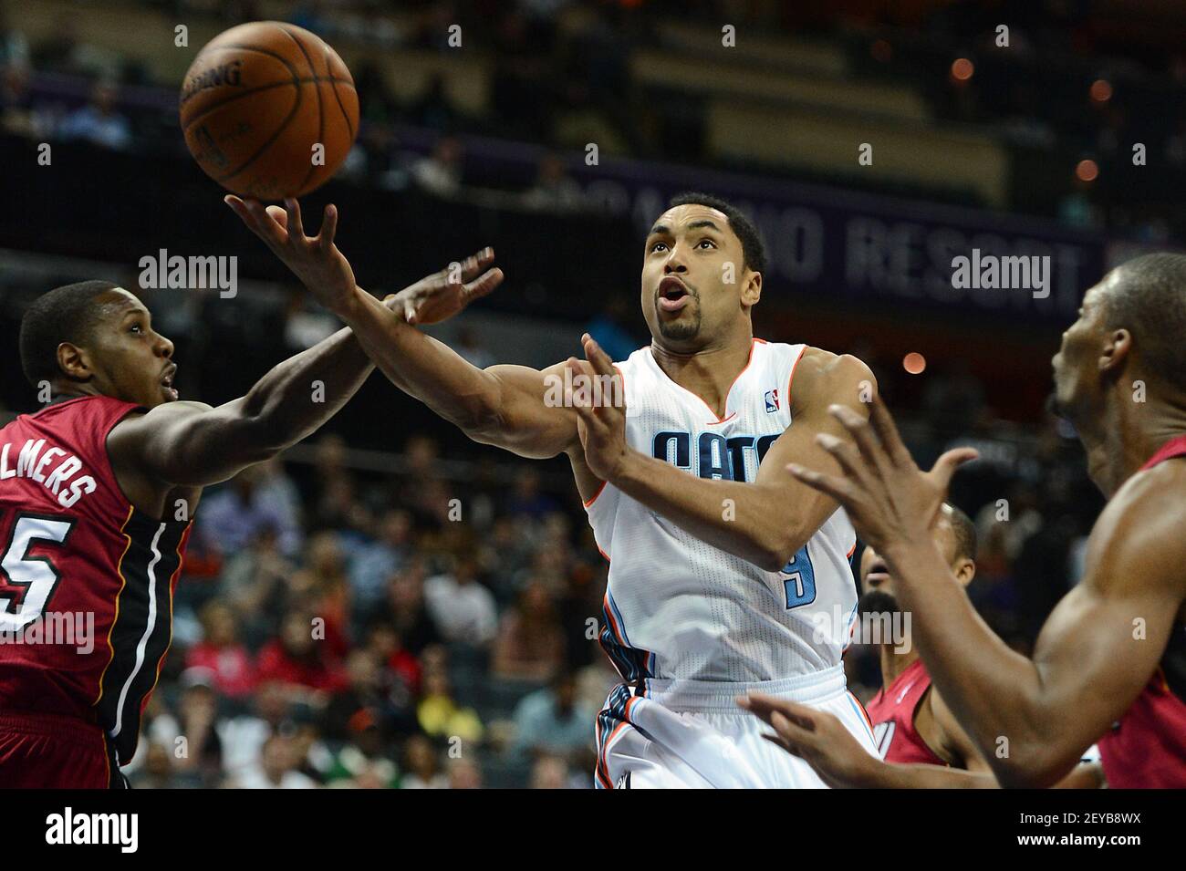 Le Gerald Henderson des Charlotte Bobcats se dirige vers le panier entre les défenseurs de la chaleur de Miami Mario Chalmers, à gauche, et Chris Bosh pendant la première moitié de l'action le vendredi 5 avril 2013 à Time Warner Cable Arena à Charlotte, en Caroline du Nord. (Photo de Jeff Siner/Charlotte observer/MCT/Sipa USA) Banque D'Images