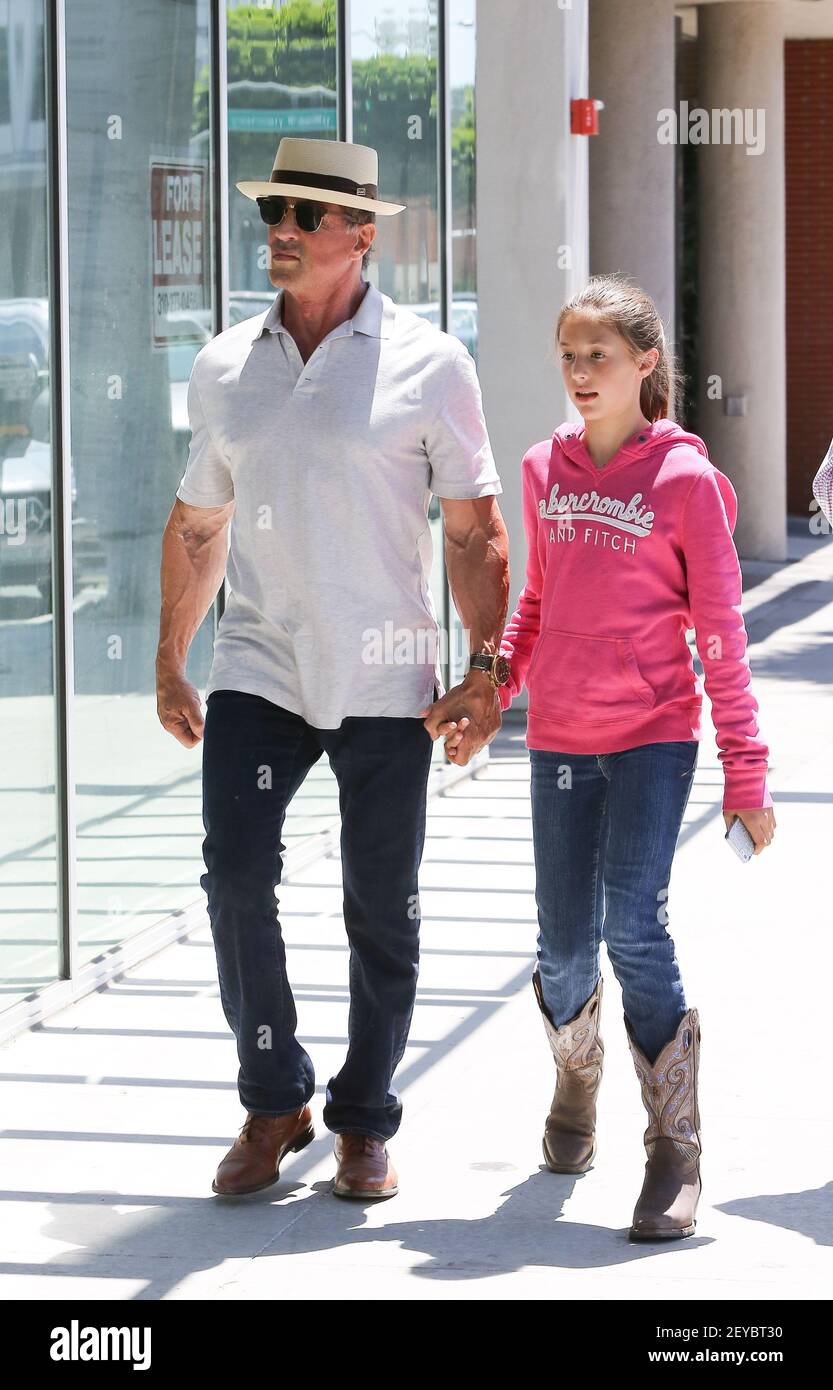 L'alun des Rocheuses Sylvester Stallone a été cassé avec sa fille plus jeune Scarlet Rose, âgée de 10 ans, en attrapant du yogourt glacé lors d'une journée ensoleillée à Beverly Hills le dimanche 21 avril 2013. (Photo de CAD/Sipa USA) Banque D'Images