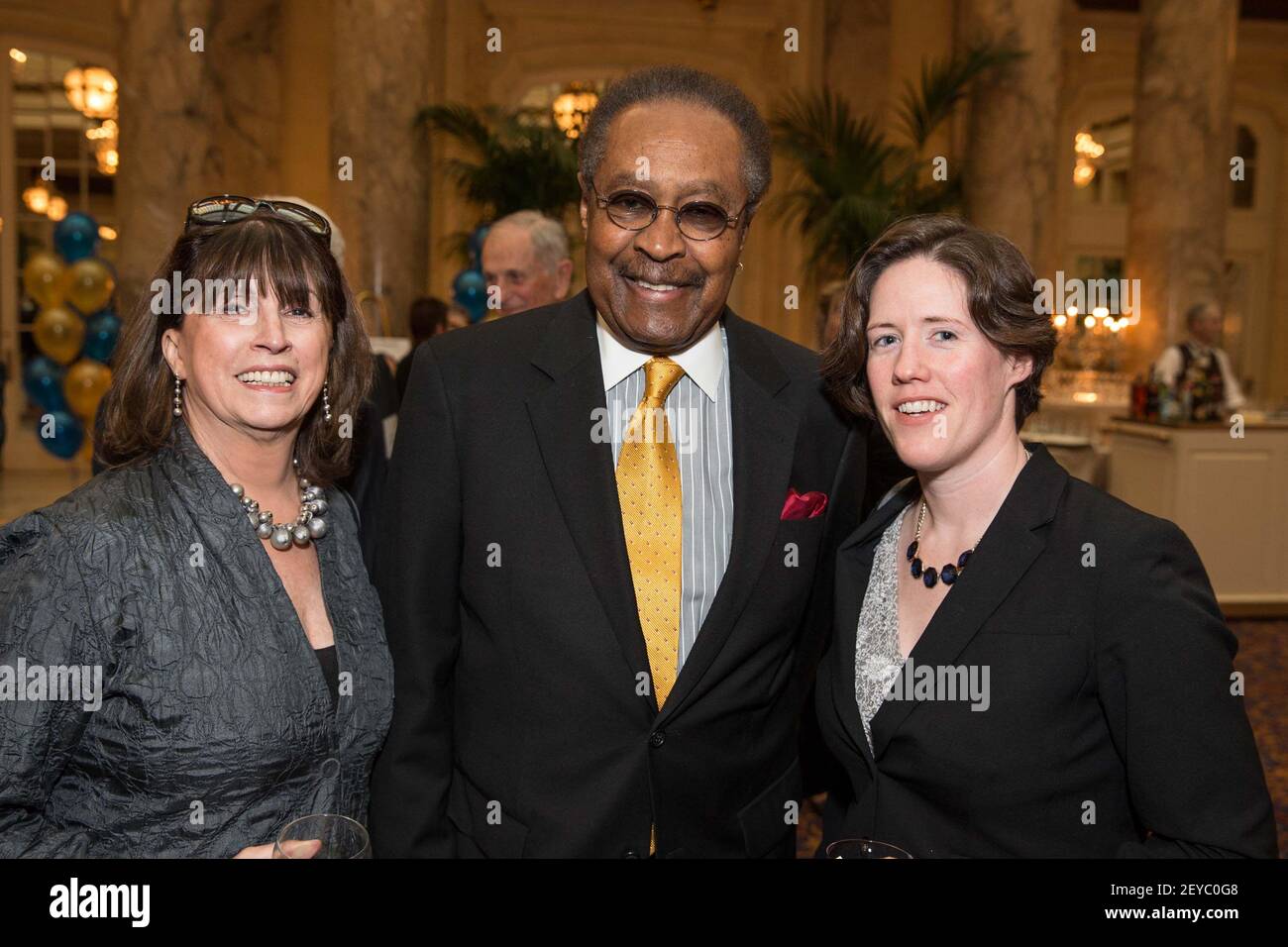 Lynn Walters, Clarence Jones, Elizabeth Carey - le 110e anniversaire du Commonwealth Club de Californie et le 25e dîner annuel de distinction des citoyens se sont déroulés à l'hôtel Plaza de San Francisco, en Californie, le 10 avril 2013. (Photo de Vasna Wilson/Drew Altizer/Sipa USA) Banque D'Images
