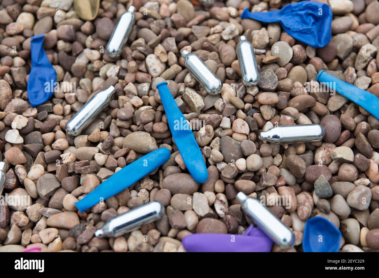 Ampoules métalliques d'oxyde nitreux ou gaz riant usage récréatif de drogues Banque D'Images