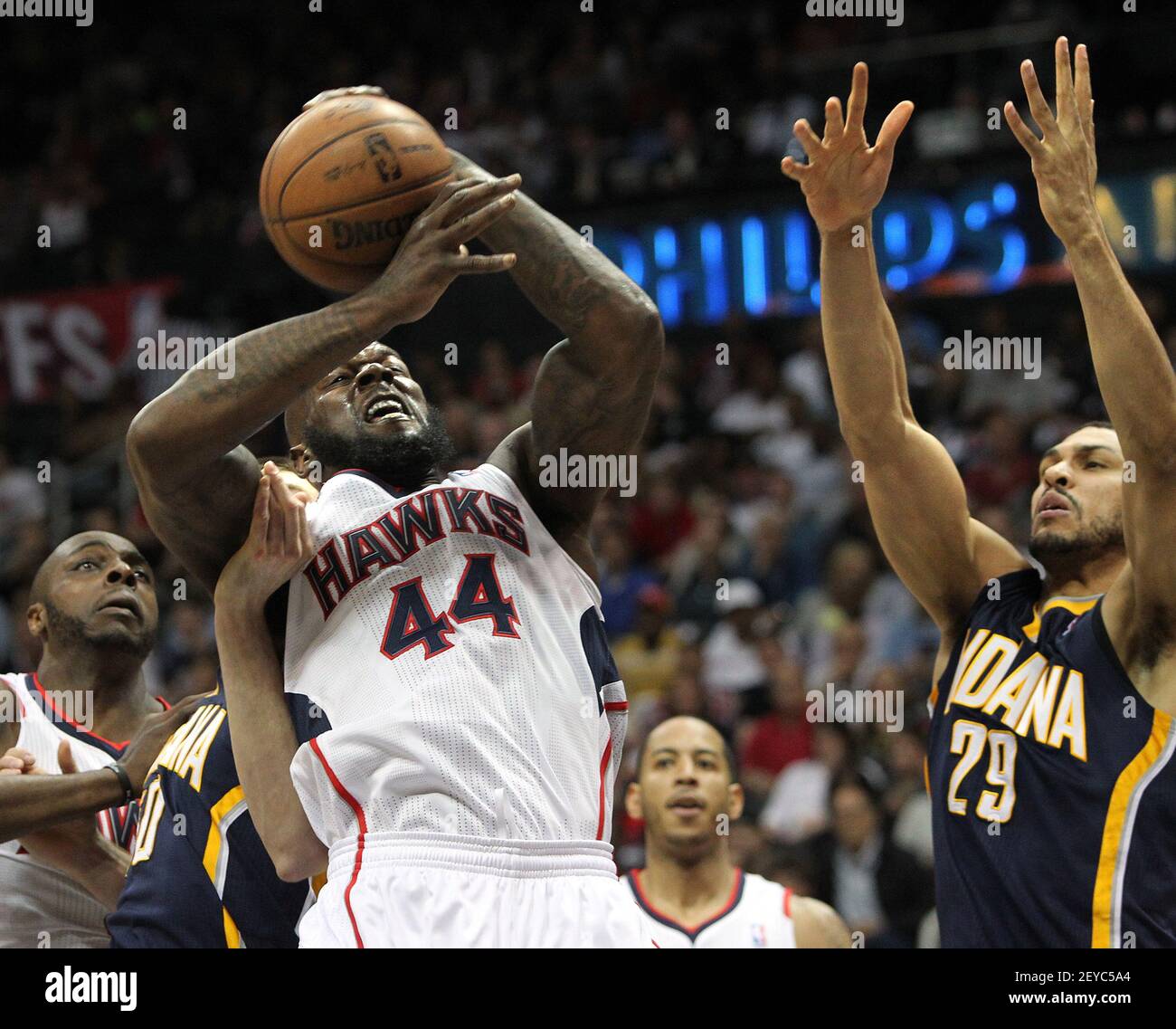 Ivan Johnson (44) des Atlanta Hawks remporte la bataille de rebond avec Jeff Pendergraph (29) des Indiana Pacers lors de la première moitié de la partie 3 de leur première série de la Conférence de l'est à Philips Arena, le samedi 27 avril 2013, à Atlanta, en Géorgie. (Photo de Curtis Compton/Atlanta Journal-Constitution/MCT/Sipa USA) Banque D'Images