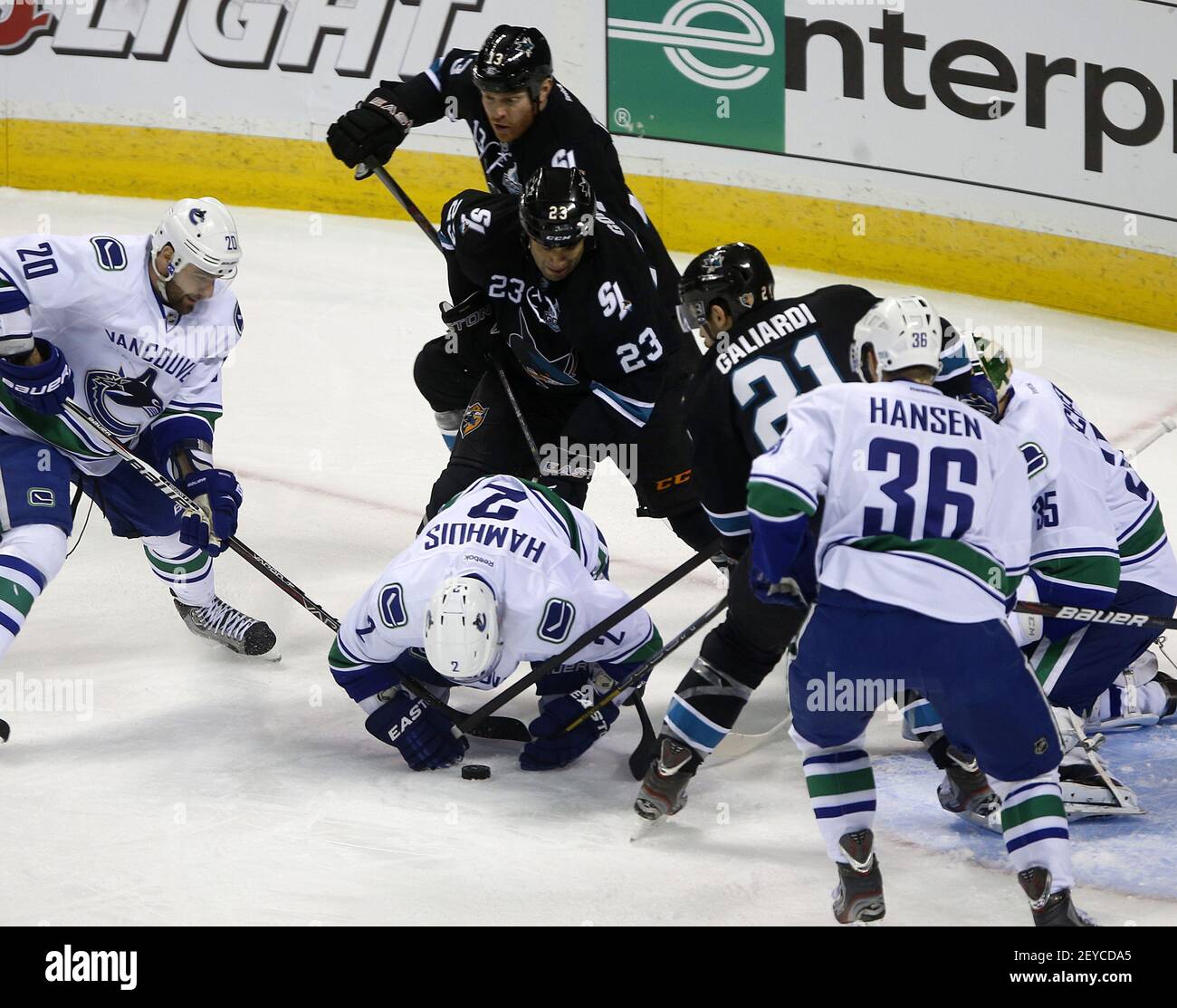 Scott Gomez (23) des requins de San José se bat pour le palet contre Dan Hamhuis (2) des Canucks de Vancouver dans la première période du jeu 4 de la finale de la Conférence de l'Ouest au HP Pavilion à San Jose, Californie, le mardi 7 mai 2013. (Photo de Nhat V. Meyer/San Jose Mercury News/MCT/Sipa USA) Banque D'Images
