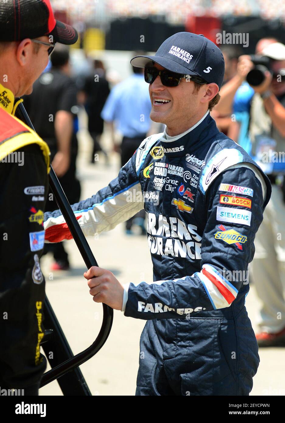 NASCAR Sprint Cup Series pilotes (5) Kasey Kahne, à droite, et (15) Clint Bowyer parler avant l'entraînement All-Star à Charlotte Motor Speedway à Concord, en Caroline du Nord, le vendredi 17 mai 2013. (Photo de Jeff Siner/Charlotte observer/MCT/Sipa USA) Banque D'Images