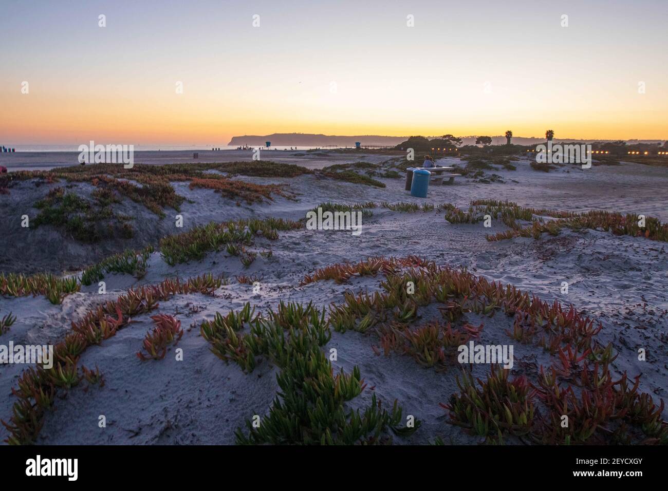 Coronado, Californie, États-Unis. 5 mars 2021: Le coucher de soleil à Dog Beach à Coronado, Californie, le vendredi 5 mars 2021. Crédit: Rishi Deka/ZUMA Wire/Alay Live News Banque D'Images