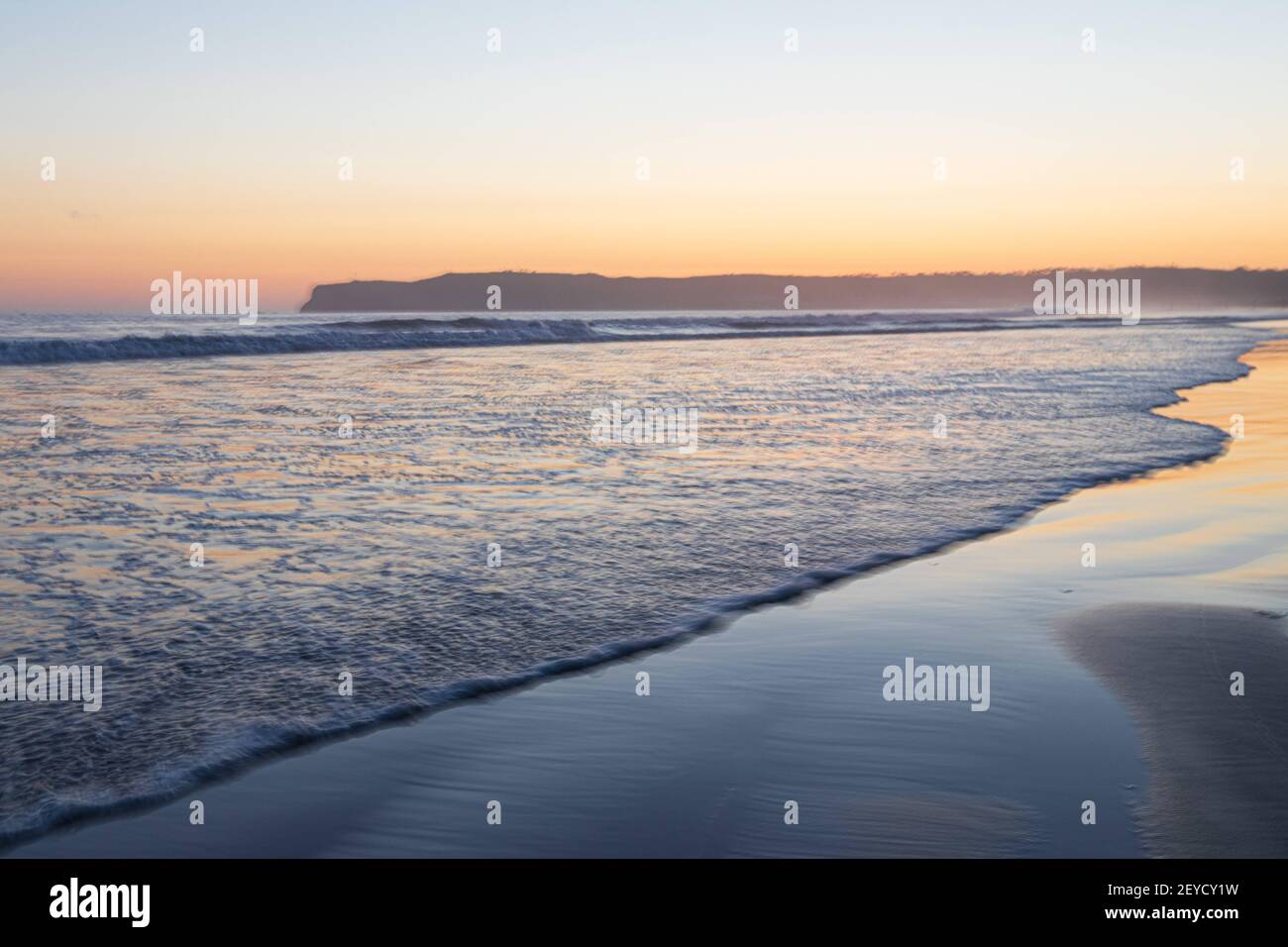 Coronado, Californie, États-Unis. 5 mars 2021: Le coucher de soleil à Dog Beach à Coronado, Californie, le vendredi 5 mars 2021. Crédit: Rishi Deka/ZUMA Wire/Alay Live News Banque D'Images