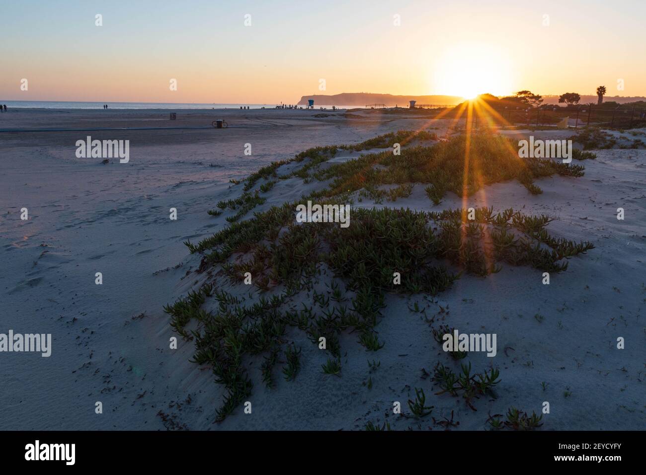 Coronado, Californie, États-Unis. 5 mars 2021: Le coucher de soleil à Dog Beach à Coronado, Californie, le vendredi 5 mars 2021. Crédit: Rishi Deka/ZUMA Wire/Alay Live News Banque D'Images