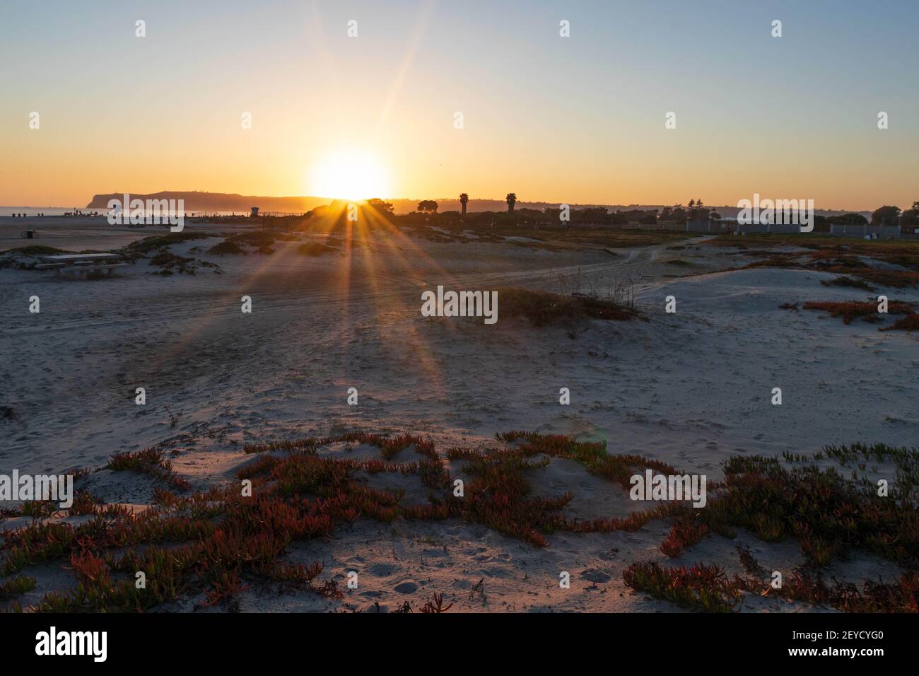 Coronado, Californie, États-Unis. 5 mars 2021: Le coucher de soleil à Dog Beach à Coronado, Californie, le vendredi 5 mars 2021. Crédit: Rishi Deka/ZUMA Wire/Alay Live News Banque D'Images