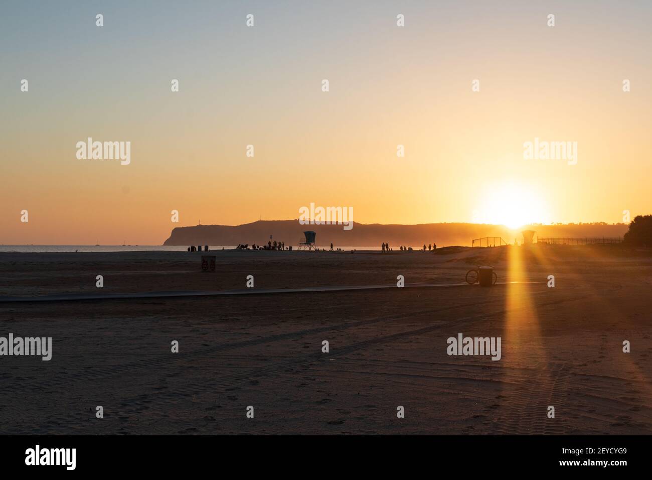 Coronado, Californie, États-Unis. 5 mars 2021: Le coucher de soleil à Dog Beach à Coronado, Californie, le vendredi 5 mars 2021. Crédit: Rishi Deka/ZUMA Wire/Alay Live News Banque D'Images
