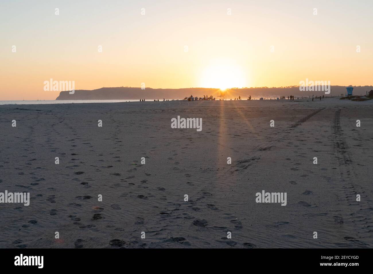 Coronado, Californie, États-Unis. 5 mars 2021: Le coucher de soleil à Dog Beach à Coronado, Californie, le vendredi 5 mars 2021. Crédit: Rishi Deka/ZUMA Wire/Alay Live News Banque D'Images