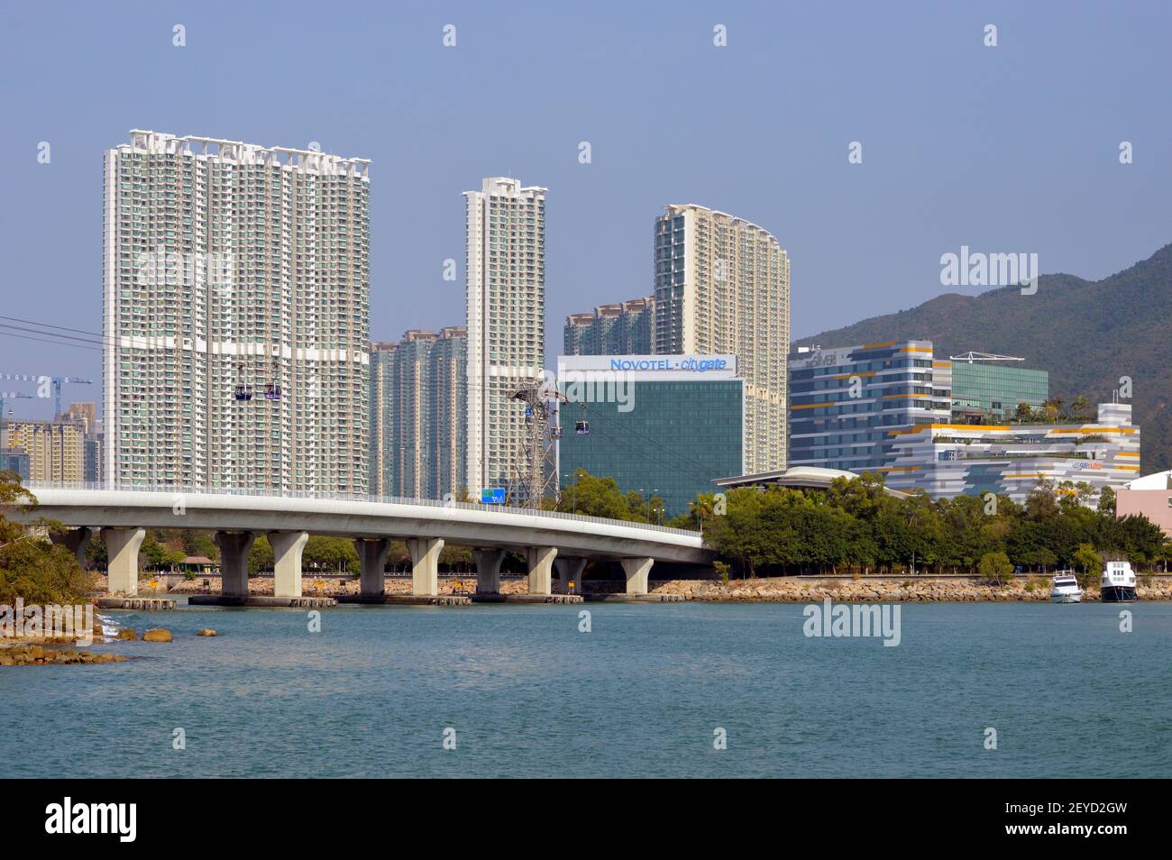 Vue sur la nouvelle ville de Tung Chung sur l'île de Lantau, Hong Kong avec Novotel Citygate, Coastal Skyline et le pont Chek Lap Kok South Road (赤鱲角南路) Banque D'Images
