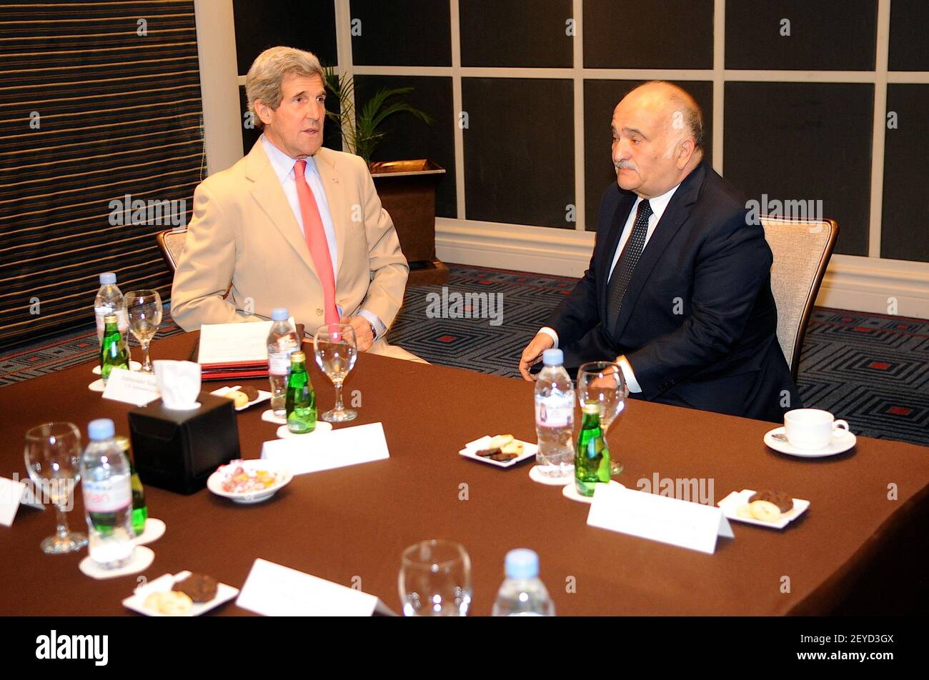 Le secrétaire d'État américain John Kerry rencontre le prince jordanien El Hassan bin Talal à Amman, en Jordanie, le 27 mai 2013. (Photo par le département d'État/Sipa USA) Banque D'Images