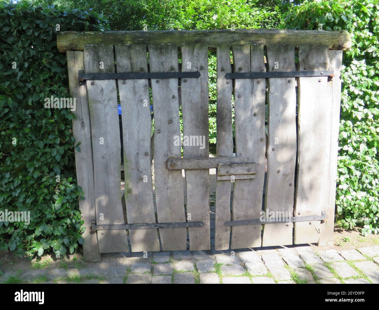 Ancienne porte de jardin en bois à Bad Zwischenahn, dans le nord-ouest de l'Allemagne Banque D'Images