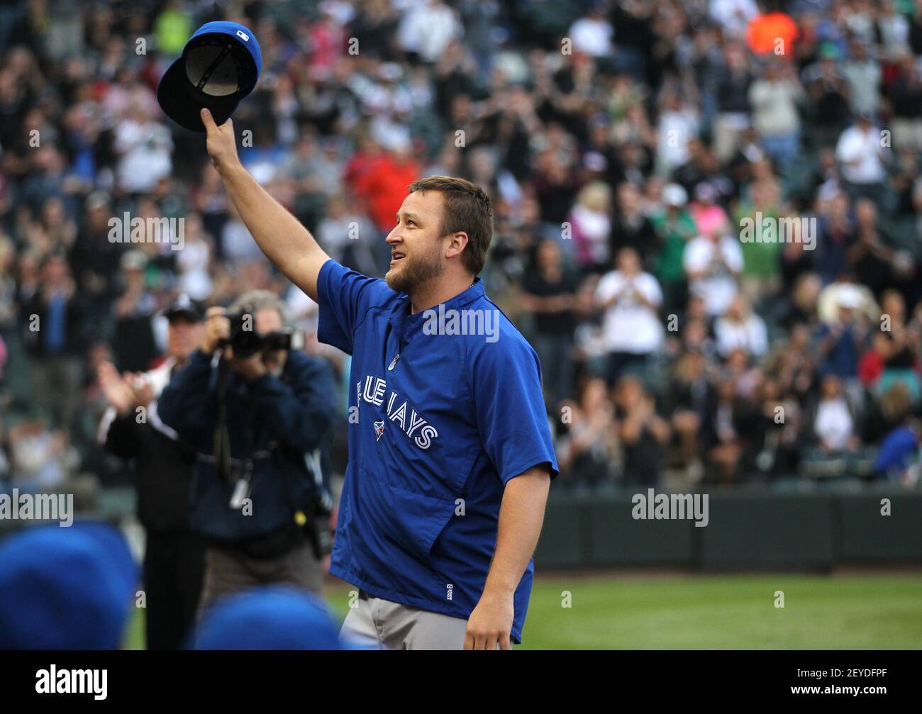 Mark Buehrle, un ancien pichet du Chicago White Sox, célèbre une ovation lors d'un premier repas au US Cellular Field à Chicago, Illinois, le lundi 10 juin 2013. (Photo de Scott Strazzante/Chicago Tribune/MCT/Sipa USA) Banque D'Images