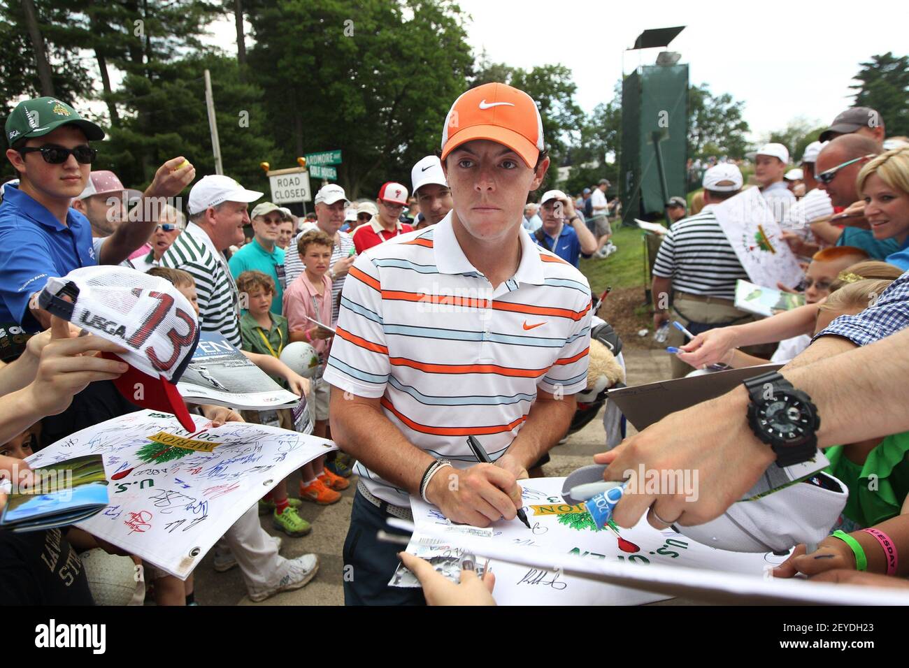 Rory McIlory signe des autographes lors d'une journée d'entraînement pour le championnat de golf américain Open au Merion Golf Club à Ardmore, Pennsylvanie, le mardi 11 juin 2013. (Photo de Michael Bryant/Philadelphia Inquirer/MCT/Sipa USA) Banque D'Images