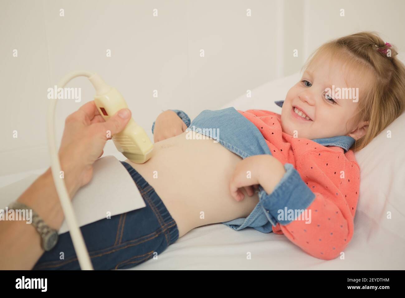 Jeune fille qui obtient l'échographie de l'estomac par un médecin à l'hôpital Banque D'Images