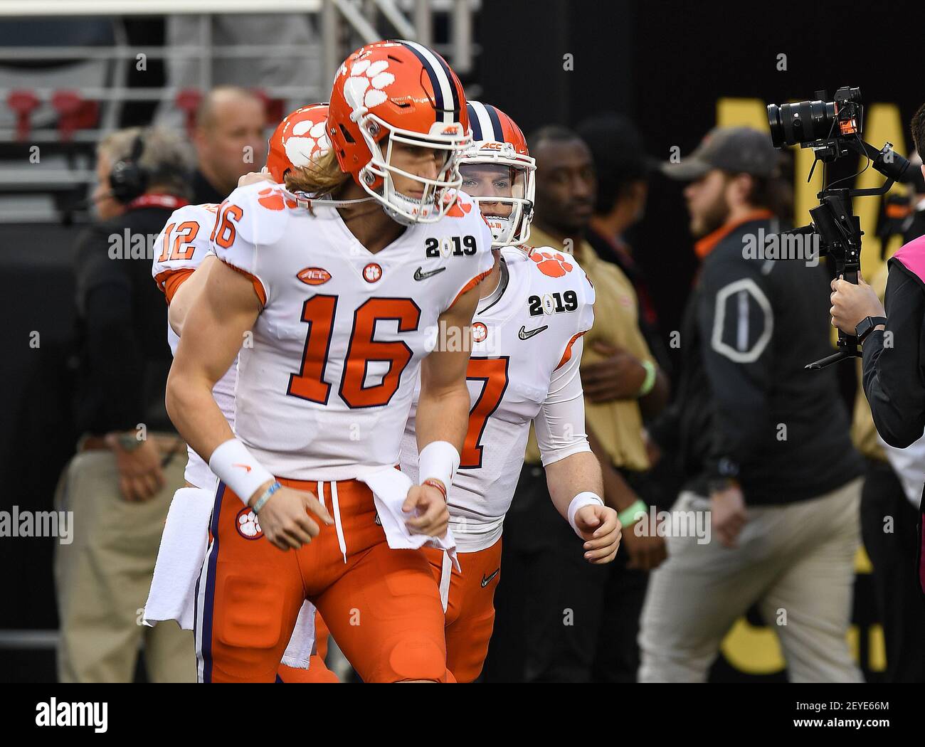 (PHOTOS DU FICHIER).ancien quarterback des Tigers Clemson (16) Trevor Lawrence devrait passer en 1ère place dans le projet NFL, ici il est photographié le 7 janvier 2019 lors du championnat national 2019, le projet NFL aura lieu à Cleveland, Ohio, le 29 avril 2021.(crédit obligatoire : Jose/MarinMedia.org/Cal Sport Media) (photographe complet absolu et crédits requis) Banque D'Images