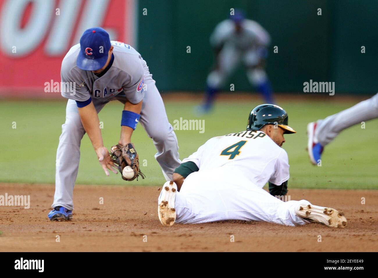 Coco Crisp d'Oakland Athletics (4) vole la deuxième base devant Darwin Barney (15) de Chicago Cubs dans le deuxième repas de leur match MLB au O.co Coliseum à Oakland, Californie, le mardi 2 juillet 2013. (Photo de Ray Chavez/Bay Area News Group/MCT/Sipa USA) Banque D'Images