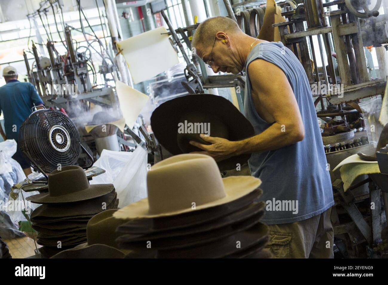 Production de Hat à l'usine de Bollman Hat Company le 28 juin 2013 à  Adamstown, Pennsylvanie. Fondée en 1868, elle est la plus ancienne  entreprise de fabrication de chapeaux en activité aux