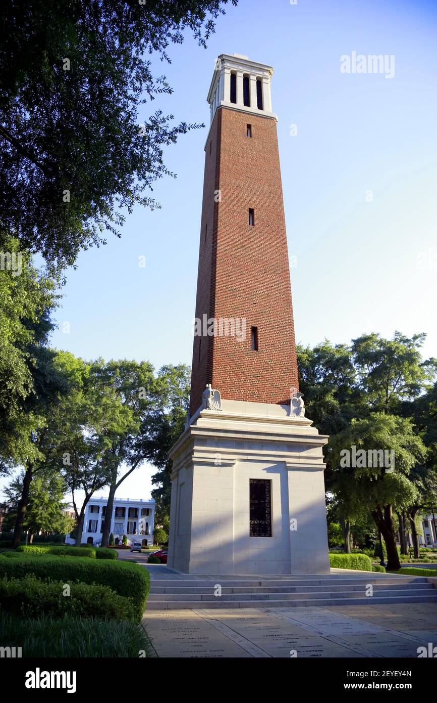 19 juin 2013. Université d'Alabama, Tuscaloosa, Alabama. Denny Chimes, symbole durable de la première université d’Alabama. Érigé en 1929 en l'honneur du président George H. Denny, dont le leadership a permis à l'Université de l'Alabama de prendre une place nationale. (Photo de Charlie Varley/Sipa USA) Banque D'Images