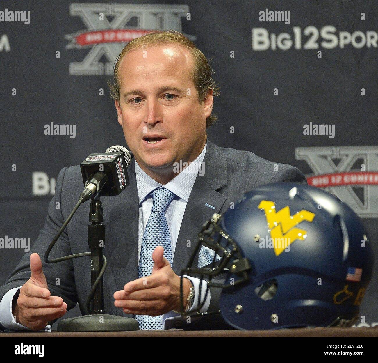 Dana Holgorsen, entraîneure de Virginie-Occidentale, s'entretient avec les journalistes lors de la journée des médias Big 12 à l'hôtel Omni de Dallas, Texas, le mardi 23 juillet 2013. (Max Faulkner/fort Worth Star-Telegram/MCT/Sipa USA) Banque D'Images