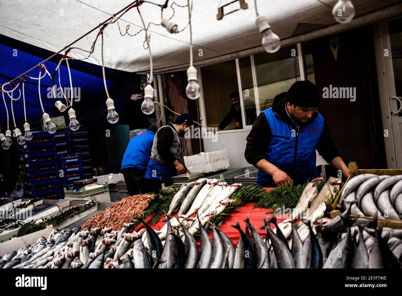 Le marché du dimanche de Tarlabasi, Istanbul, le 17 février 2013. Tarlabasi est un quartier central populaire qui est entièrement reconstruit en un neigbourhood pour les familles turques riches ou les touristes étrangers. (Photo de Raphaël Fournier/Sipa USA) Banque D'Images