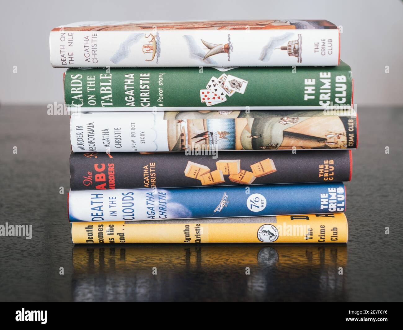 Londres, Angleterre, Royaume-Uni - 2 janvier 2021 : pile de divers romans de détective ou de crime d'Agatha Christie, pile de Fiction Books avec couvertures vintage. Banque D'Images