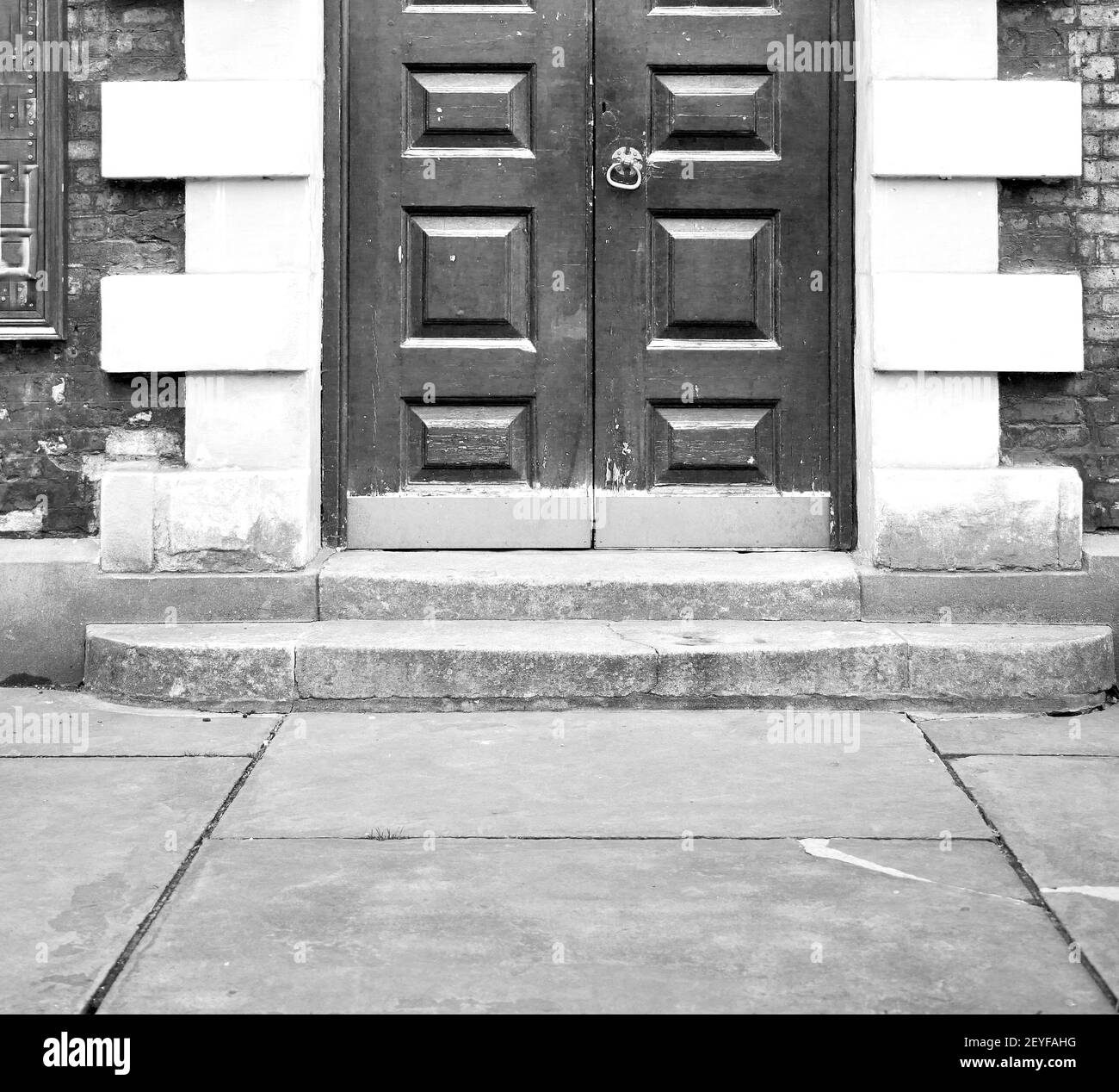 Le Parlement en bois à la vieille porte de l'église de londres et antique de marbre mur Banque D'Images