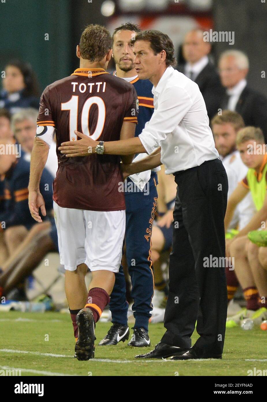 COMME l'entraîneur de Rome Rudi Garcia salue COMME Roma avance Francesco Totti (10) comme il sort le match dans la deuxième moitié d'un international amical contre Chelsea FC au stade RFK à Washington, D.C., le samedi 10 août 2013. Chelsea a battu Roma 2-1. (Photo par Chuck Myers/MCT/Sipa USA) Banque D'Images