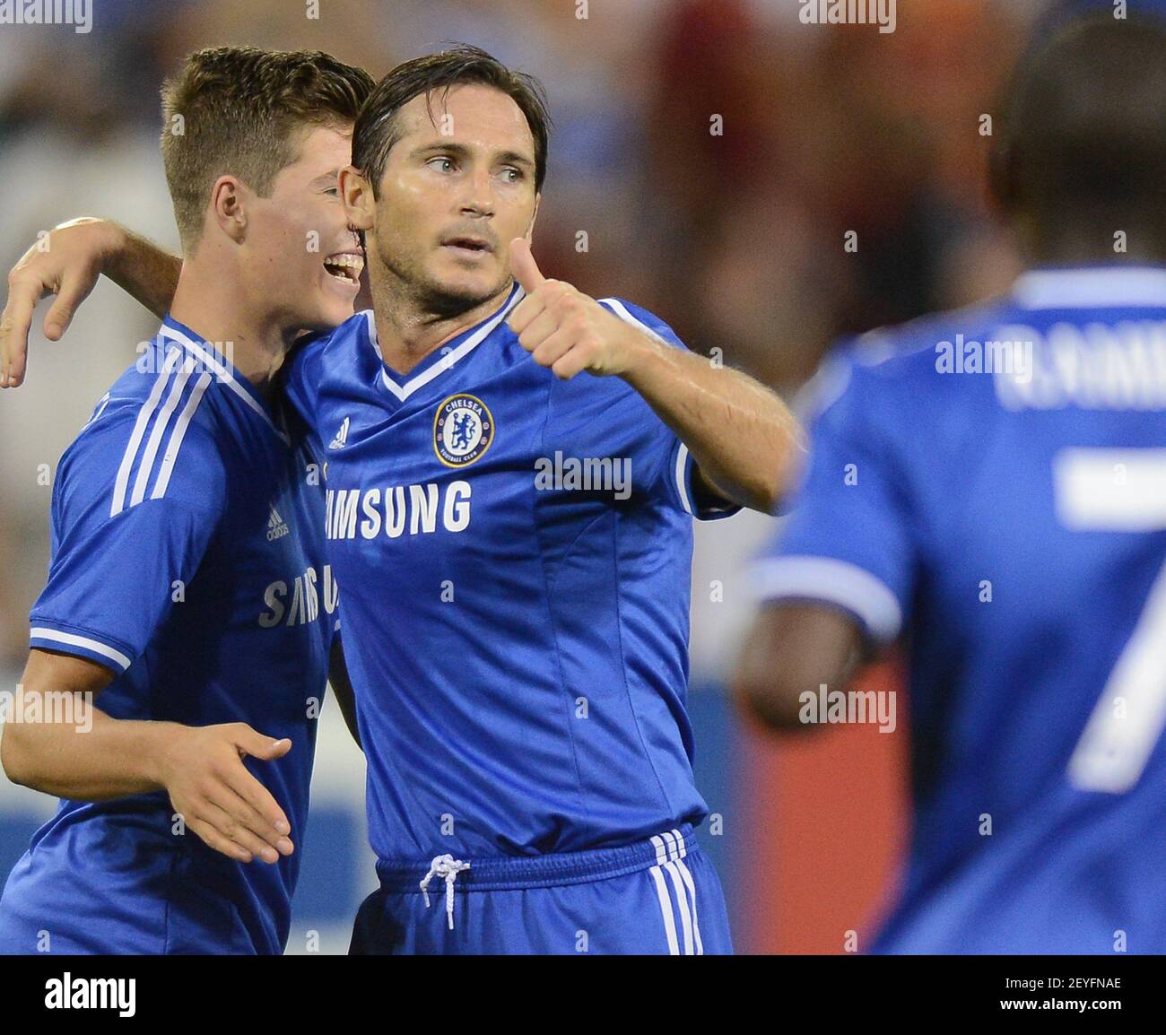 Le milieu de terrain du FC Chelsea, Frank Lampard (8 ans), au centre, célèbre avec ses coéquipiers après son but contre ROMA dans la deuxième moitié d'un ami au stade RFK à Washington, D.C., le samedi 10 août 2013. Chelsea bat Roma 2-1. (Photo par Chuck Myers/MCT/Sipa USA) Banque D'Images