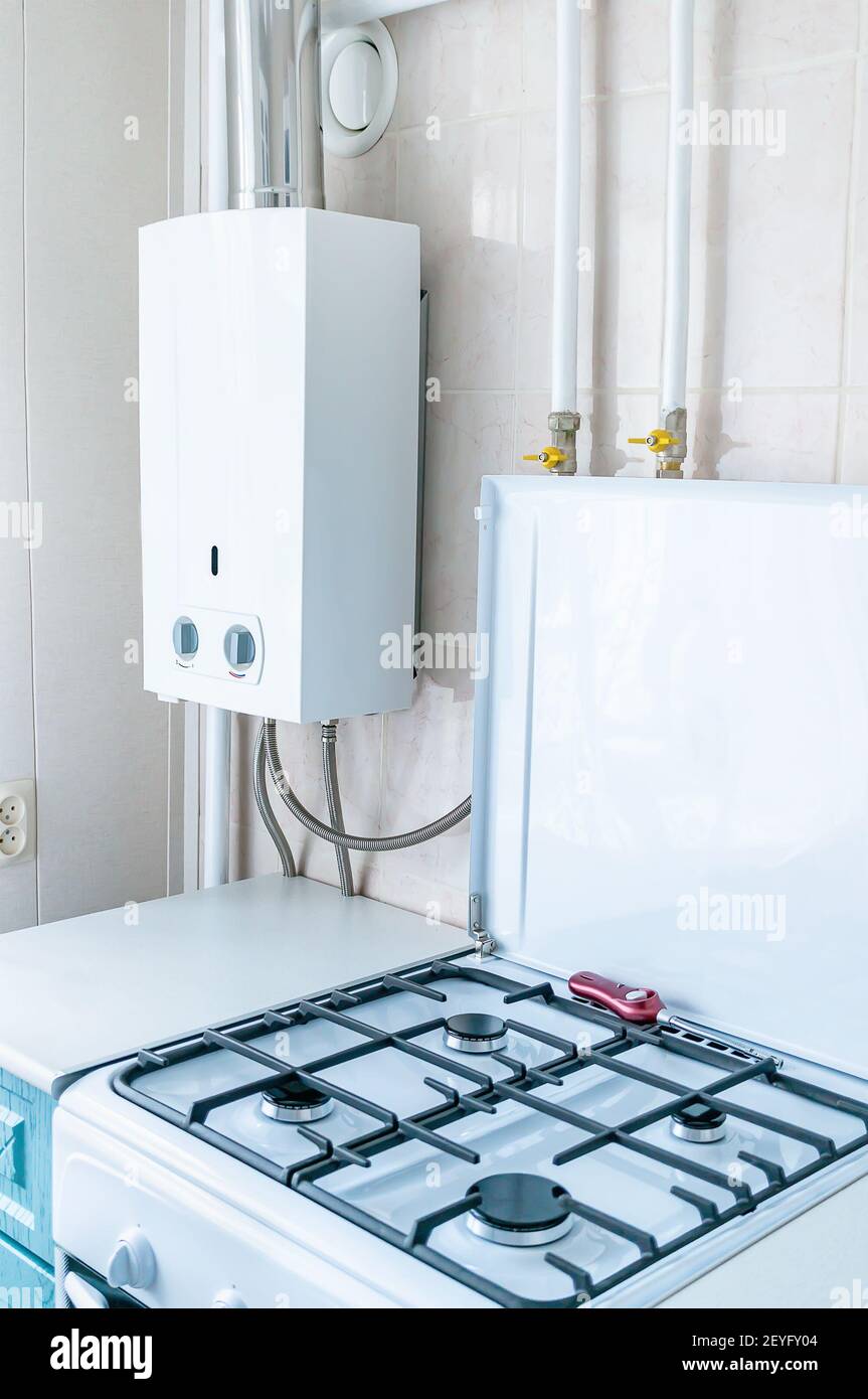 Equipement à gaz - chauffe-eau et cuisinière à gaz dans la cuisine.  Equipement à gaz pour la cuisine à domicile Photo Stock - Alamy