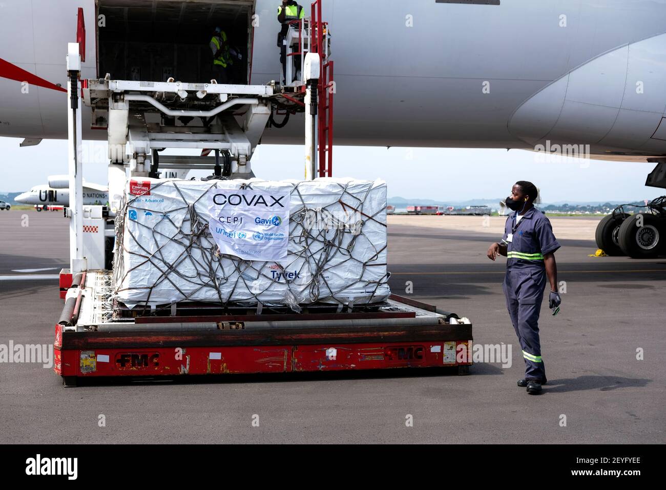 Entebbe. 5 mars 2021. La photo prise le 5 mars 2021 montre que les vaccins AstraZeneca-Oxford du programme de partage de vaccins COVAX sont déchargés d'un avion à l'aéroport international d'Entebbe, en Ouganda. L'Ouganda a reçu vendredi le premier lot de vaccins COVID-19 de l'installation de COVAX. Credit: Hajarah Nalwadda/Xinhua/Alamy Live News Banque D'Images
