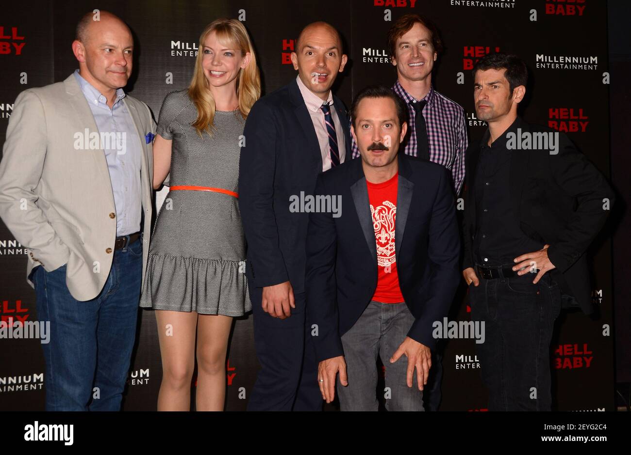 19 août 2013 - Hollywood, CA - Cast of Hell Baby, Rob Corddry, Riki Lindhome, Paul Scheer, Thomas Lennon, Rob Huebel, Robert Ben garant. Cast arrivées pour la première de 'Enfer Baby' au Chinese 6 Theatre à Hollywood, CA. (Photo de Birdie Thompson/AdMedia/Sipa USA) Banque D'Images