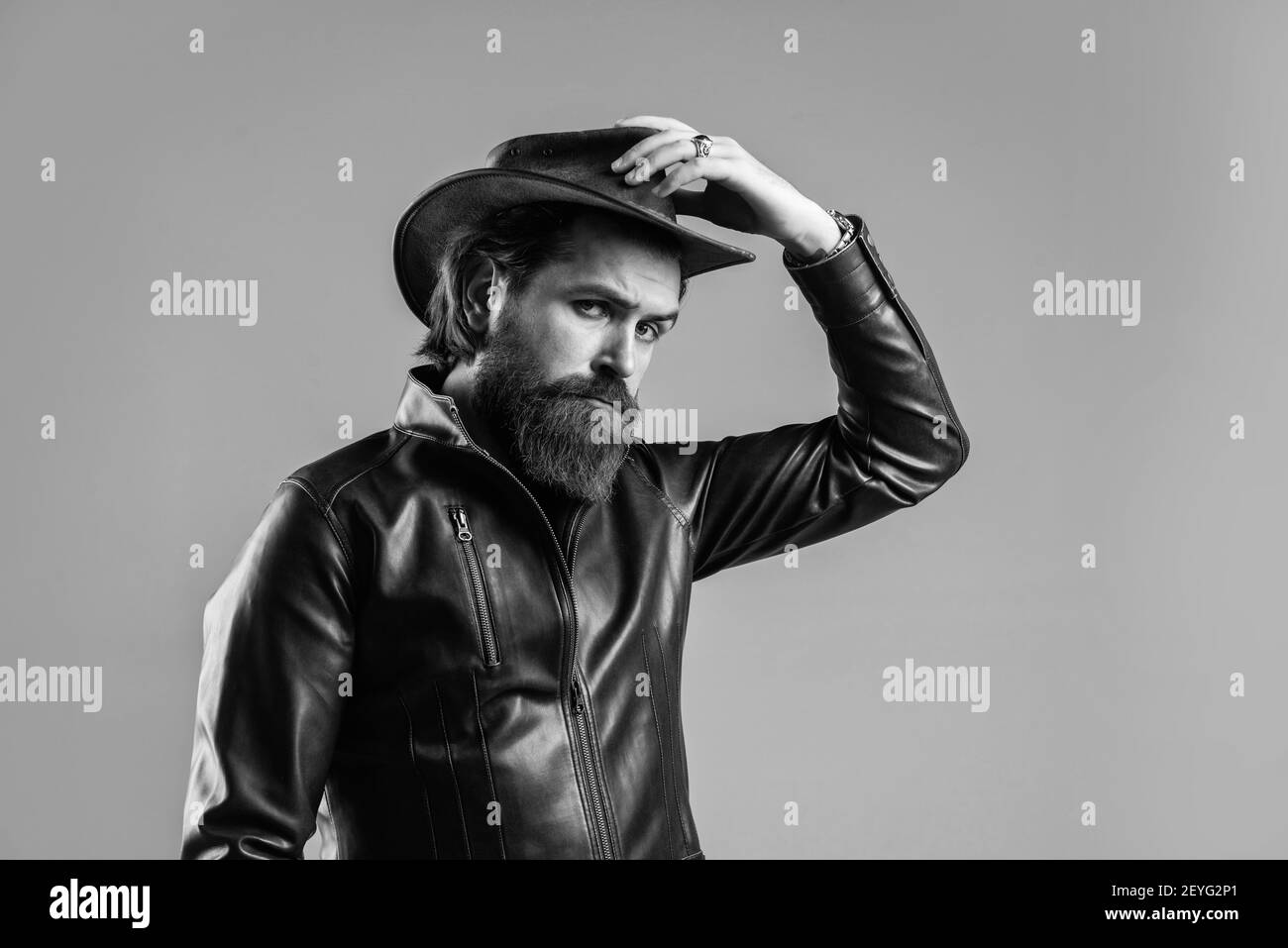 Style cow-boy. Homme tendance habillé d'une veste en cuir. Modèle west  Fashion. Homme beau en chapeau de cow-boy. Bunker sérieux. Homme mature et  élégant. garde-robe WESTERN pour hommes Photo Stock - Alamy