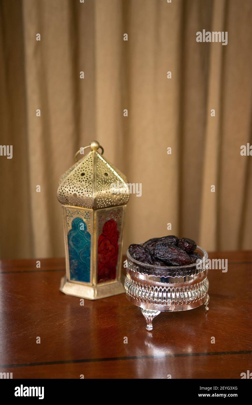 Lanterne de Ramadan avec bol de dattes Banque D'Images