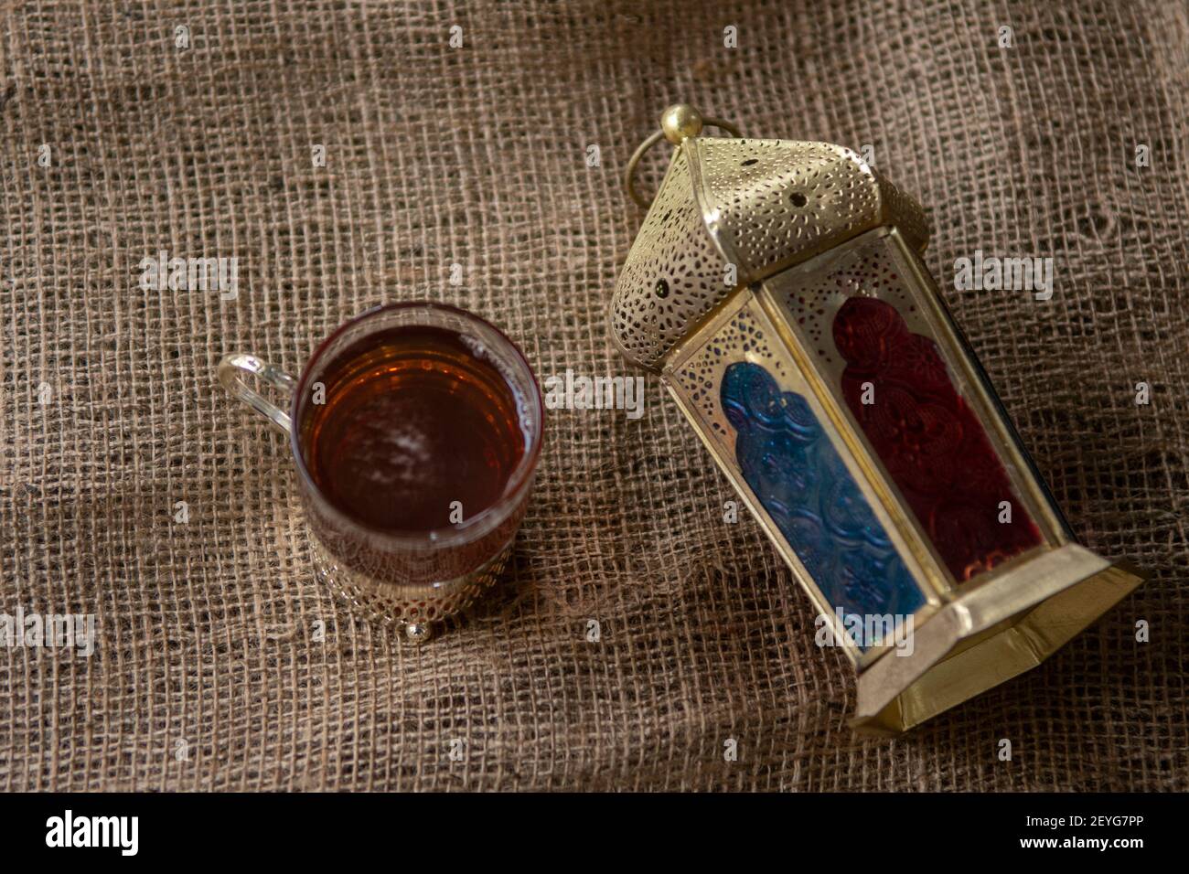 Lanterne de Ramadan avec une tasse de thé Banque D'Images