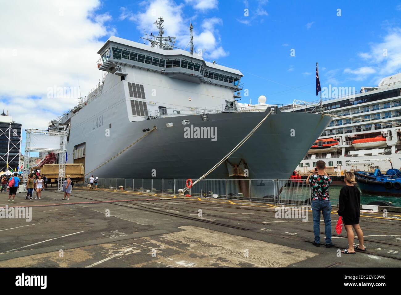 Le HMNZS Canterbury, un navire multirôle de la Marine néo-zélandaise, a amarré au port d'Auckland, en Nouvelle-Zélande Banque D'Images