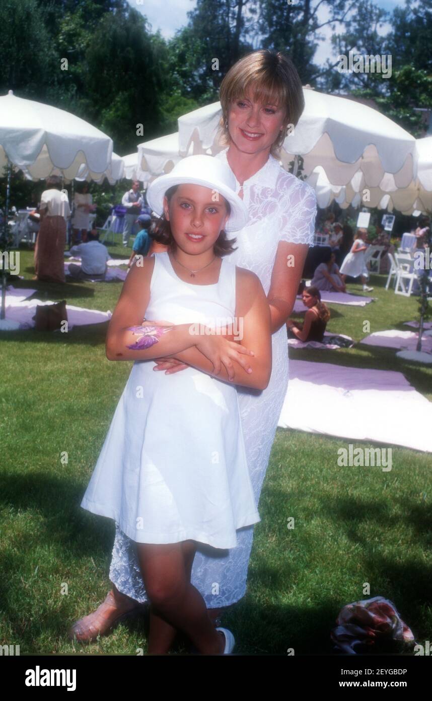 Los Angeles, Californie, États-Unis 11 mai 1996 la chanteuse Olivia Newton-John et sa fille Chloe Rose Lattanzi assistent à Picnic on the Green to Benefit CHEC (Commonwealth Human Ecology Council) au domicile du producteur Alan Ladd Jr. Le 11 mai 1996 à Los Angeles, Californie, États-Unis. Photo par Barry King/Alay stock photo Banque D'Images