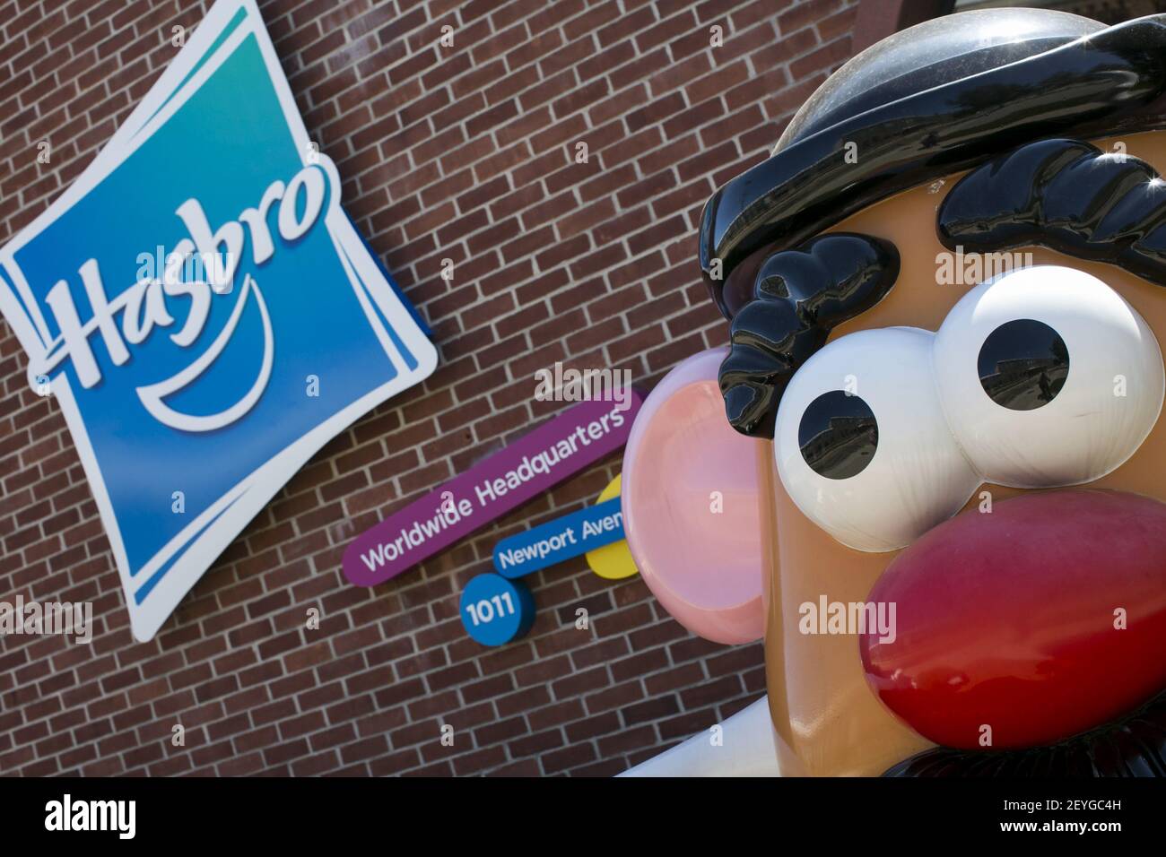 Le siège de Hasbro Toys à Pawtucket, Rhode Island, le 25 août 2013. La société connue pour ses jouets emblématiques tels que M. Potato Head est également la société mère de marques de jouets telles que Milton Bradley, Playskool et Tokna. Crédit photo: Kristoffer Tripplaar/ Sipa USA Banque D'Images